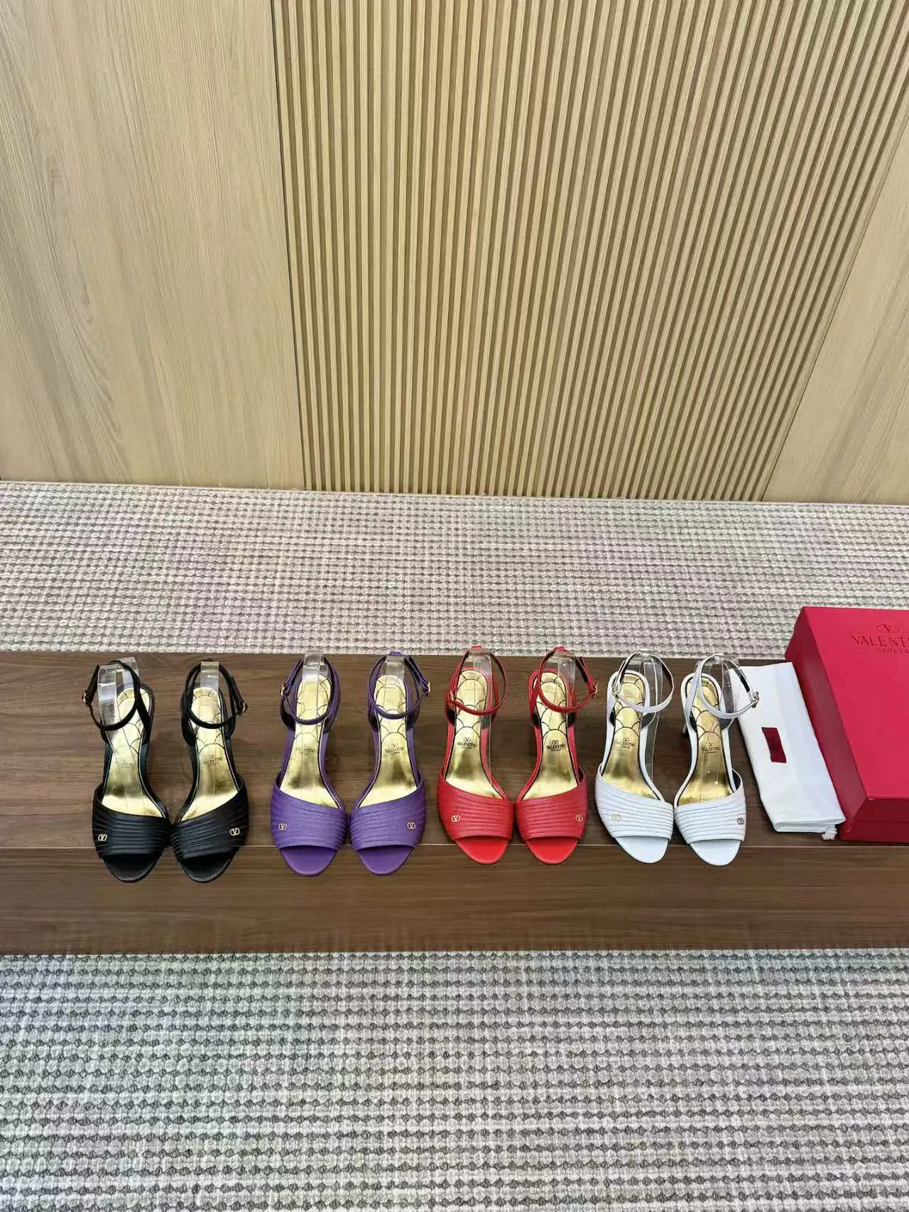 👟👟Ex-factory price 440👟👟 Genuine leather sole +40 Top version 𝑉𝐴𝐿𝐸𝑁𝑇𝐼𝑁𝑂 Valentino new spring and summer women's sandals worth buying ★Absolutely high-grade ❥Original method Absolute sensibility ❥Elegant style Create a different feeling Simple temperament style!  Code number: 35-41 (34-42 customized) Fabric: Imported sheepskin Lining: Lined sheepskin Heel height: 8 cm Leather outsole Rubber outsole